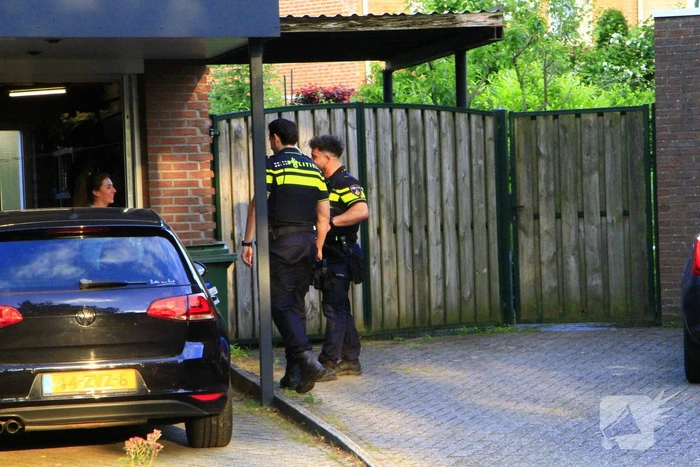 Bewoners blussen brand in heg