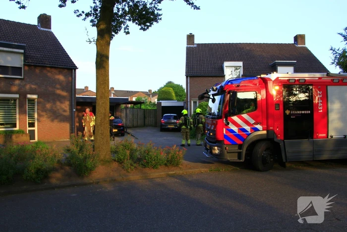 Bewoners blussen brand in heg