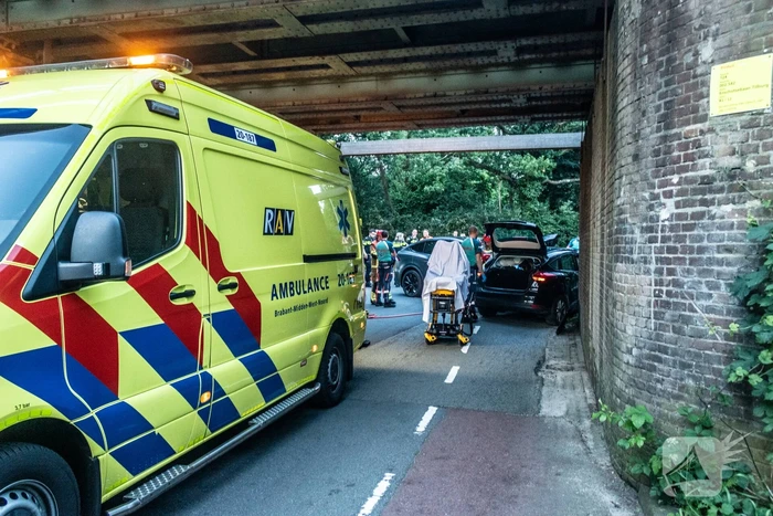 Persoon bekneld bij botsing tussen twee voertuigen