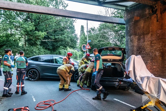 Persoon bekneld bij botsing tussen twee voertuigen