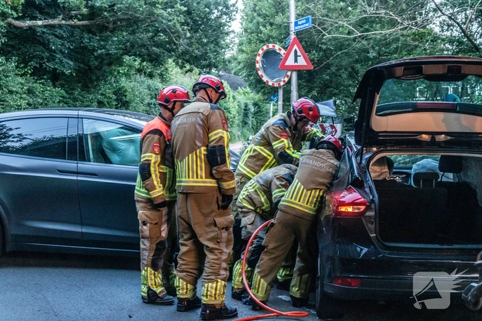 Persoon bekneld bij botsing tussen twee voertuigen