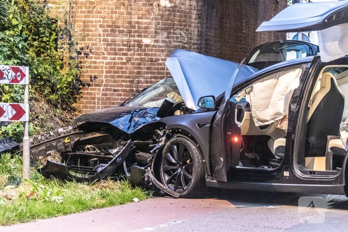 Persoon bekneld bij botsing tussen twee voertuigen