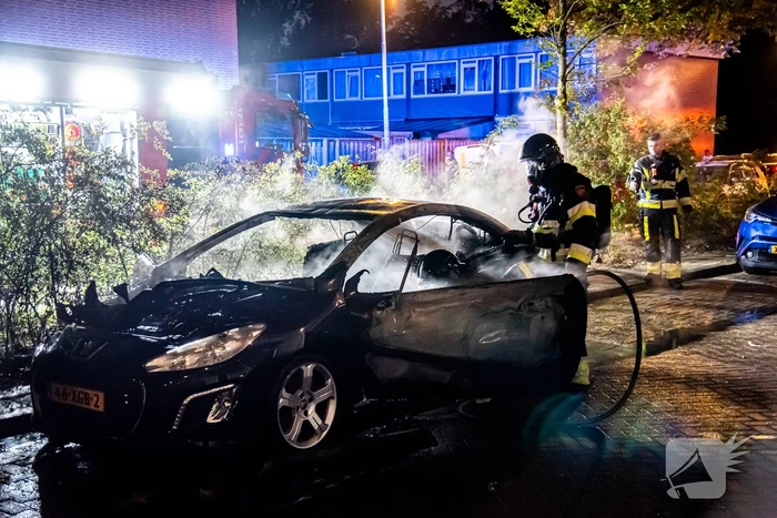Auto gaat in vlammen op