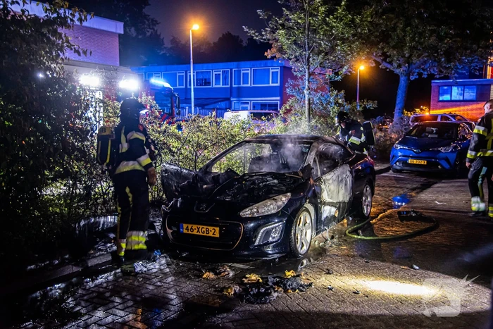 Auto gaat in vlammen op