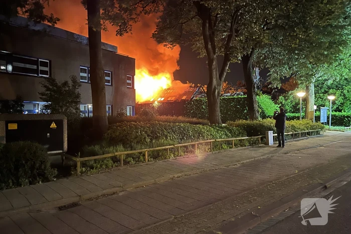 Grote uitslaande brand in pand