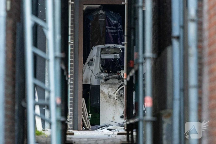 Veel schade na plofkraak pinautomaat
