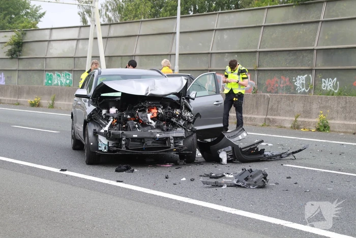 Fikse schade bij kop-staartbotsing op snelweg