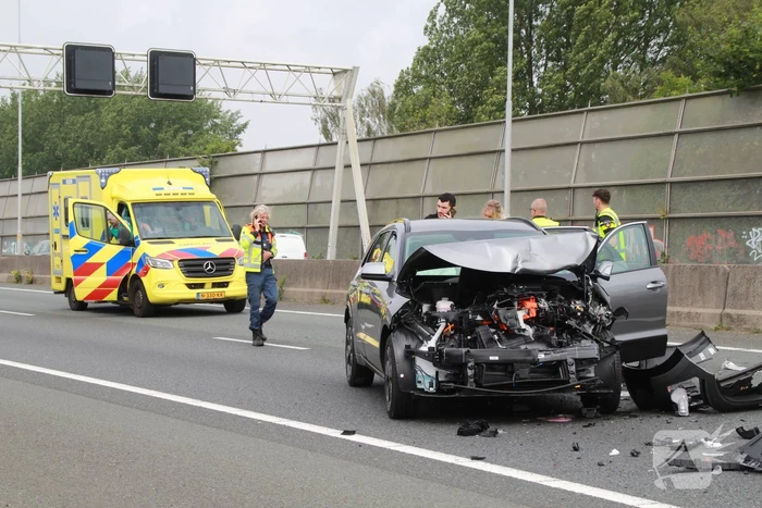Fikse schade bij kop-staartbotsing op snelweg