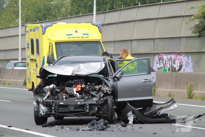 Fikse schade bij kop-staartbotsing op snelweg