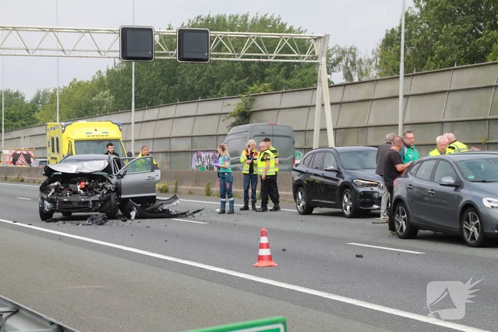 Fikse schade bij kop-staartbotsing op snelweg