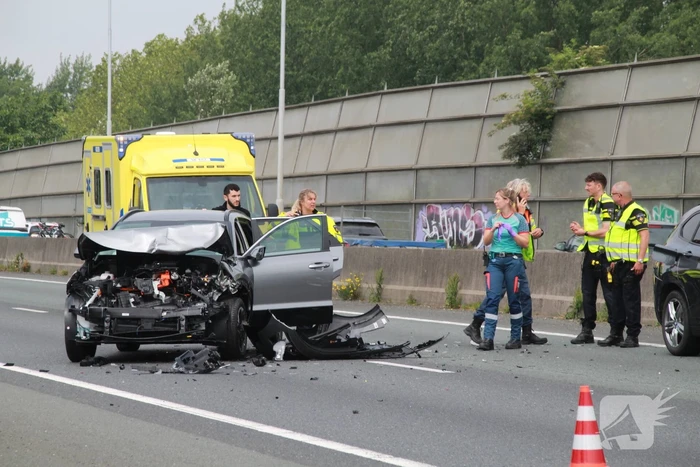 Fikse schade bij kop-staartbotsing op snelweg