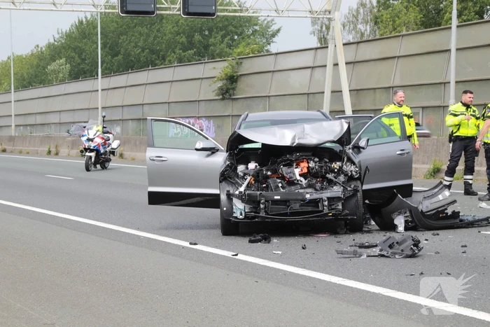 Fikse schade bij kop-staartbotsing op snelweg