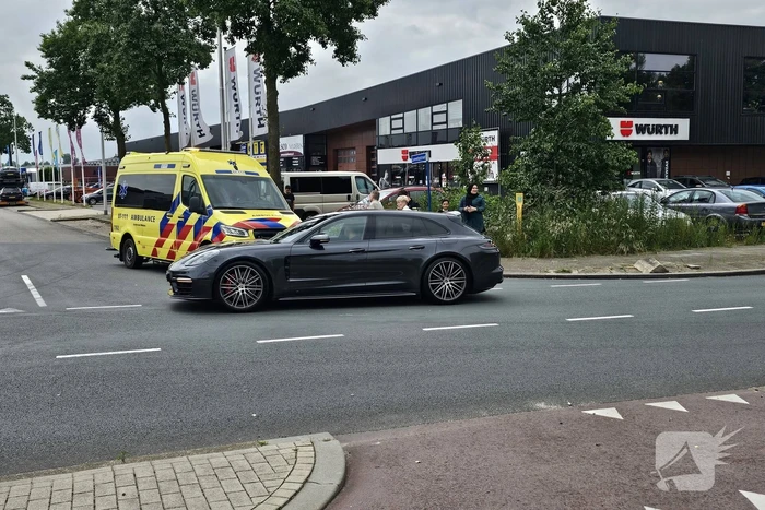 Scooterrijdster geschept door automobilist