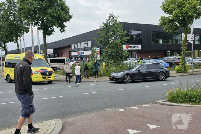 Scooterrijdster geschept door automobilist