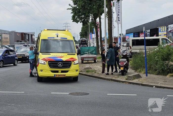 Scooterrijdster geschept door automobilist