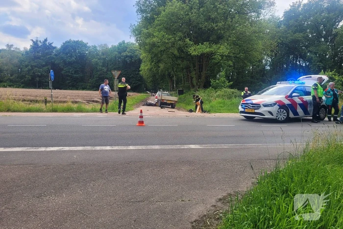 Opzittenden motor zwaargewond bij aanrijding