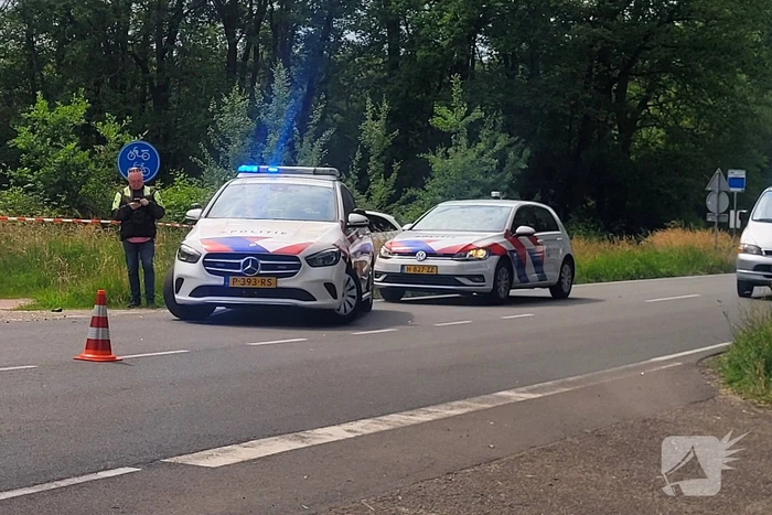 Opzittenden motor zwaargewond bij aanrijding