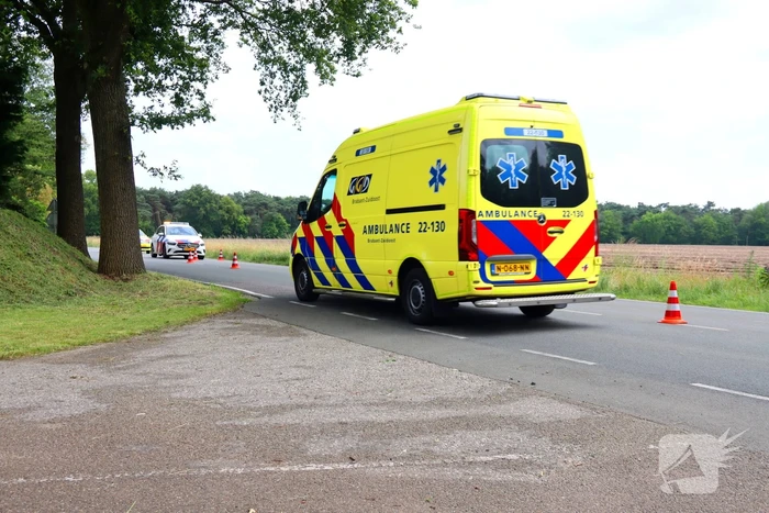 Opzittenden motor zwaargewond bij aanrijding
