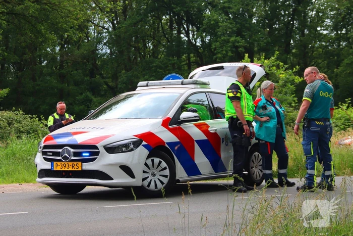 Opzittenden motor zwaargewond bij aanrijding