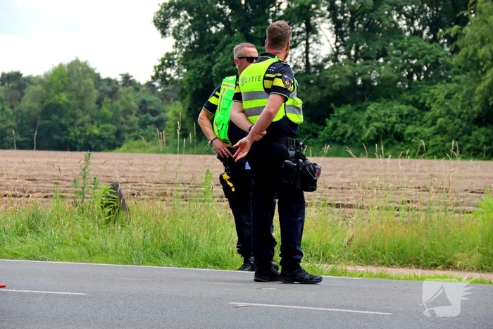 Opzittenden motor zwaargewond bij aanrijding