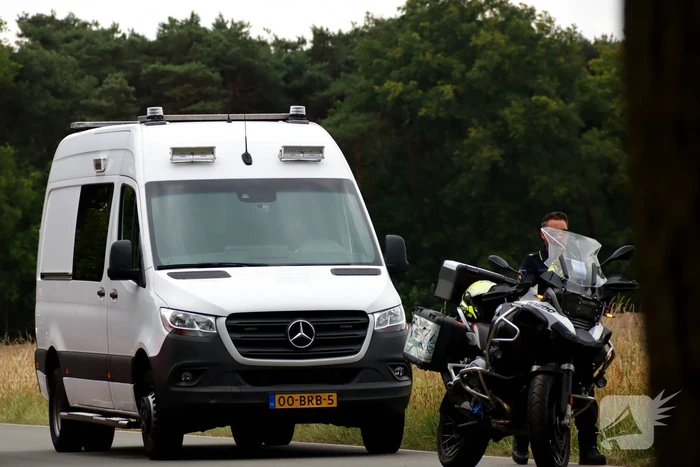 Opzittenden motor zwaargewond bij aanrijding