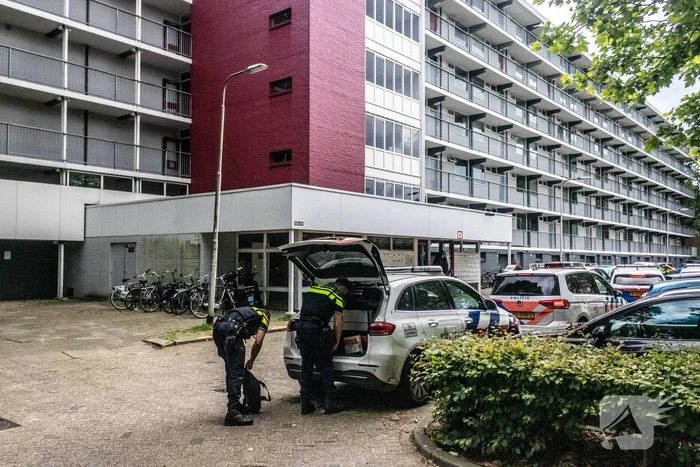 Politie valt woning binnen nadat persoon met nepvuurwapen op balkon verschijnt