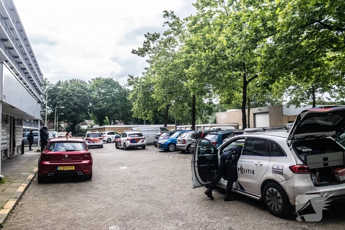 Politie valt woning binnen nadat persoon met nepvuurwapen op balkon verschijnt