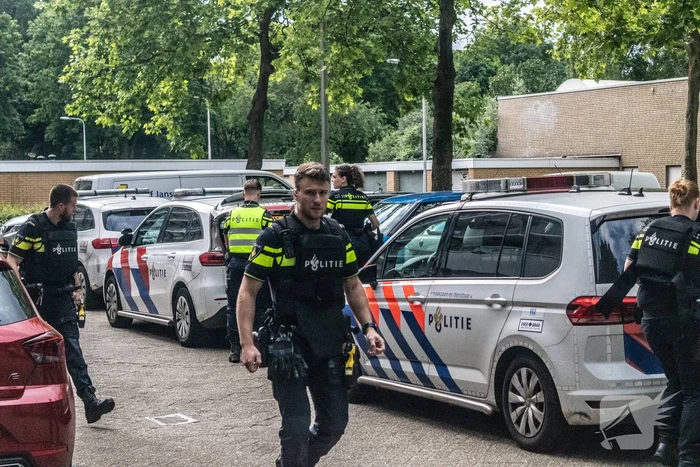 Politie valt woning binnen nadat persoon met nepvuurwapen op balkon verschijnt