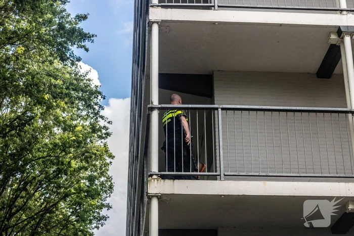 Politie valt woning binnen nadat persoon met nepvuurwapen op balkon verschijnt