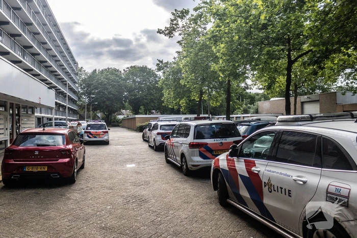 Politie valt woning binnen nadat persoon met nepvuurwapen op balkon verschijnt