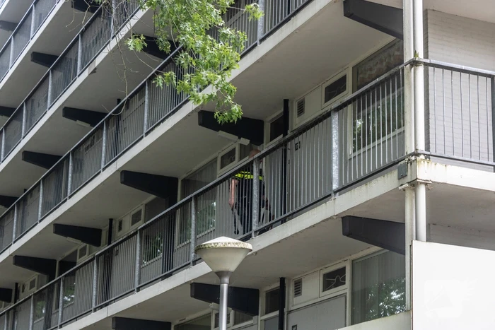 Politie valt woning binnen nadat persoon met nepvuurwapen op balkon verschijnt