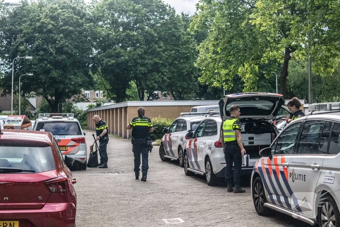 Politie valt woning binnen nadat persoon met nepvuurwapen op balkon verschijnt