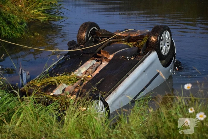 Auto raakt te water