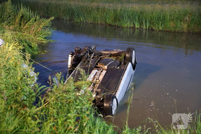 Auto raakt te water