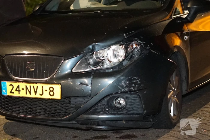 Schade na botsing tussen twee voertuigen