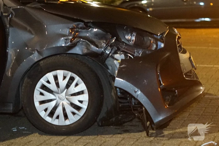 Schade na botsing tussen twee voertuigen