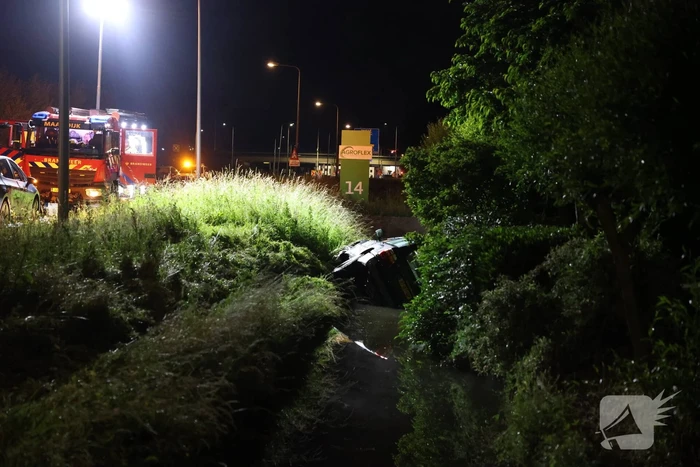 Auto in de sloot na rit met hoge snelheid, bestuurder naar bureau