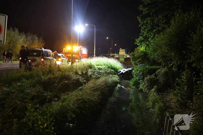 Auto in de sloot na rit met hoge snelheid, bestuurder naar bureau