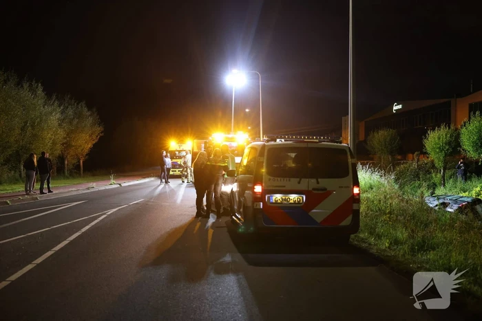 Auto in de sloot na rit met hoge snelheid, bestuurder naar bureau