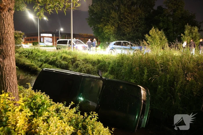 Auto in de sloot na rit met hoge snelheid, bestuurder naar bureau
