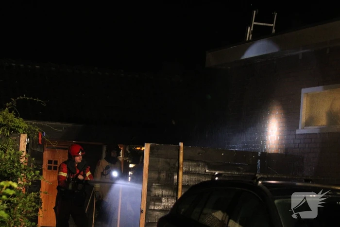 Brand in vuilniscontainer slaat over