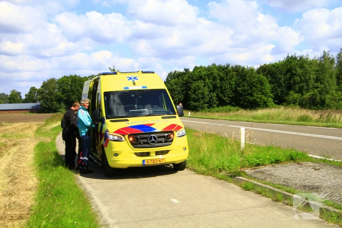 Motor bestuurder verliest passagier tijdens keren