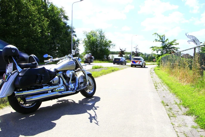 Motor bestuurder verliest passagier tijdens keren