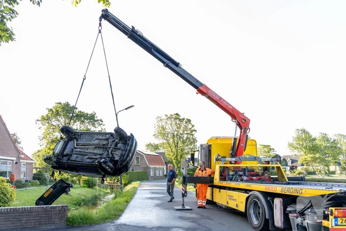 Automobilist raakt van de weg belandt in sloot