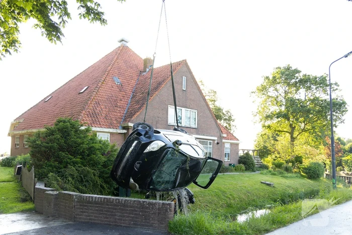 Automobilist raakt van de weg belandt in sloot