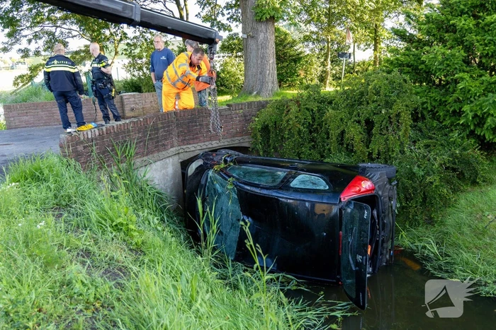 Automobilist raakt van de weg belandt in sloot