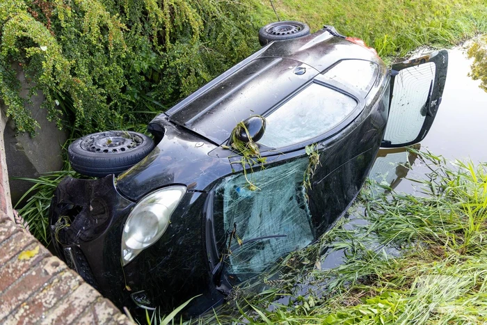 Automobilist raakt van de weg belandt in sloot