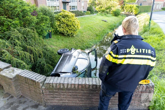 Automobilist raakt van de weg belandt in sloot