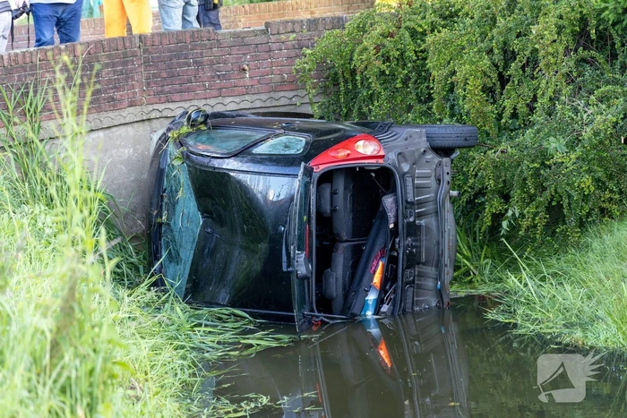 Automobilist raakt van de weg belandt in sloot