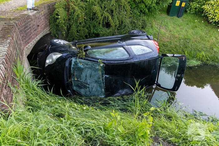 Automobilist raakt van de weg belandt in sloot